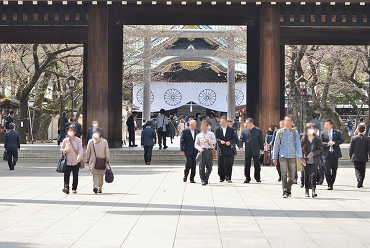 今日は人出の多い靖国神社。