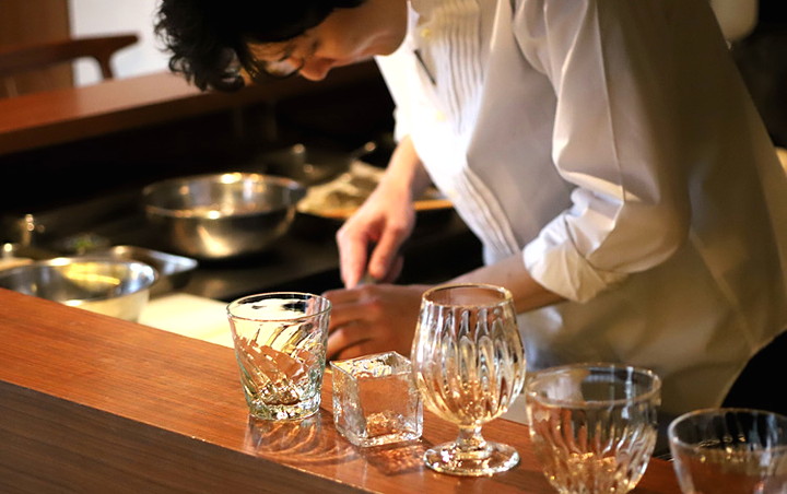 グラスで飲む、食べる