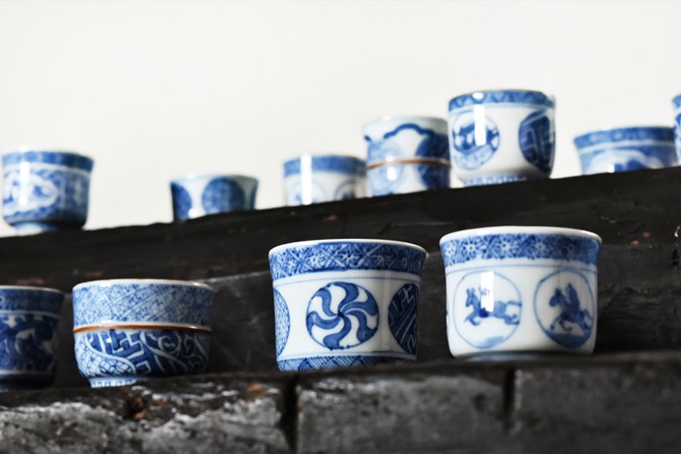 八角形 手描き陶磁器皿　西納 三枝（染付）・山本 恭代（色絵）　南京赤絵　貴重 八角形 手描き陶磁器皿西納 三枝（染付）・山本 恭代（色絵