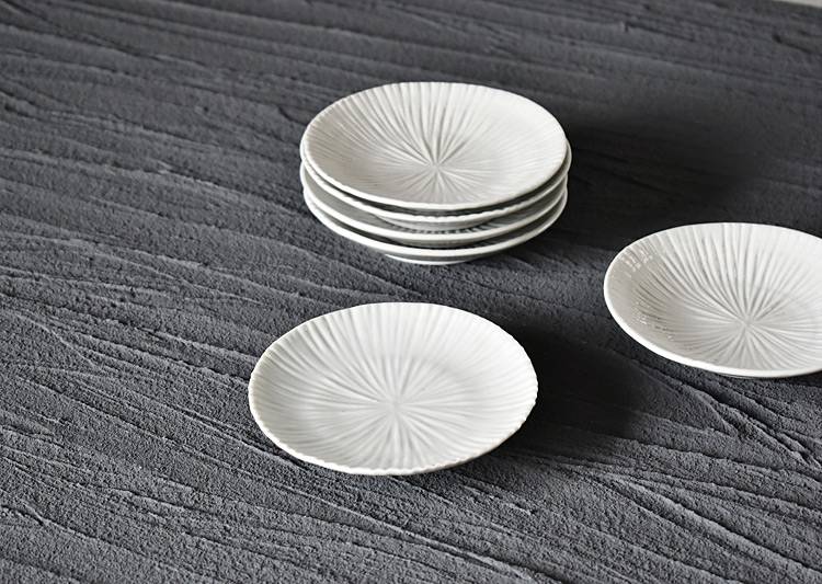 白磁内しのぎ4.5寸皿(放射)