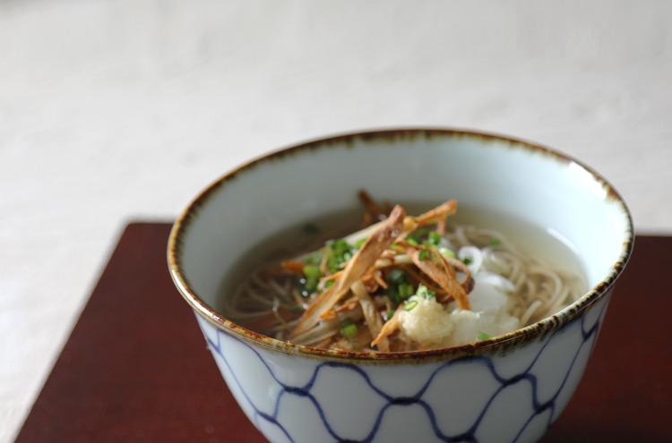 口紅あみ目そば丼