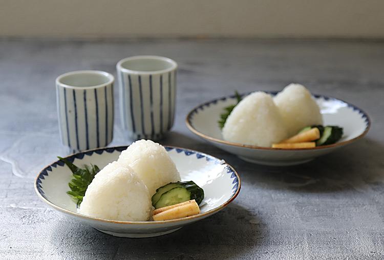染付ウロコ文中皿