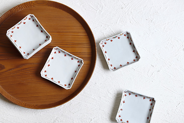 赤絵瓔珞文四方皿