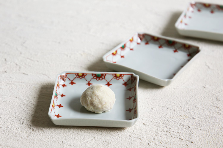 赤絵瓔珞文四方皿