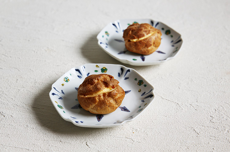 色絵染付矢じり文六角皿