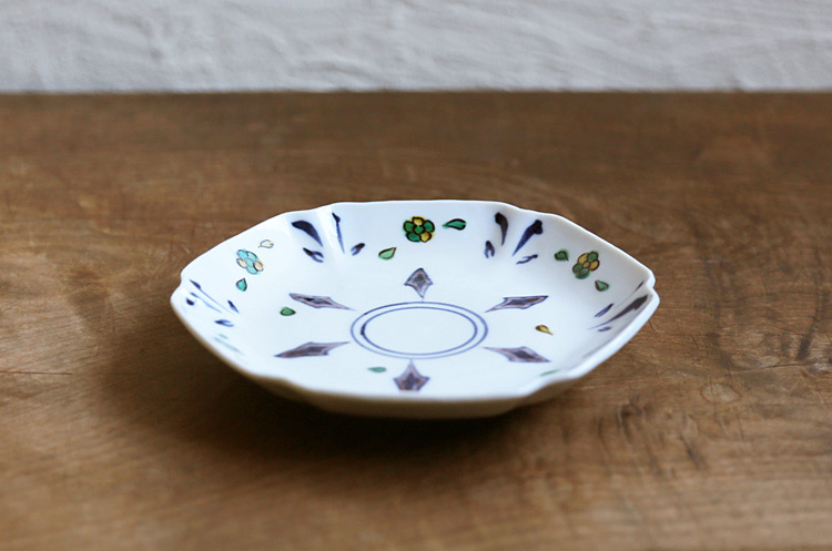 色絵染付矢じり文六角皿