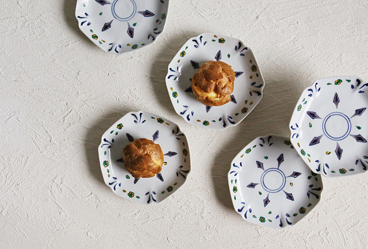 色絵染付矢じり文六角皿