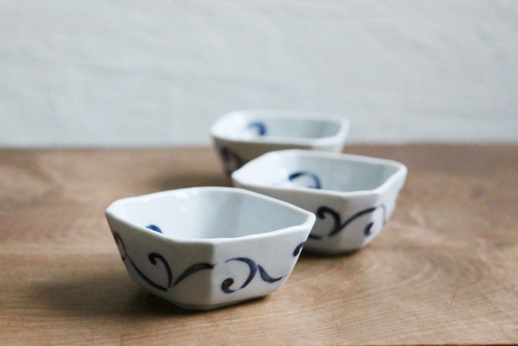 ほたる窯 色絵唐草角小鉢 ｜ 暮らしのうつわ花田 和食器 通販