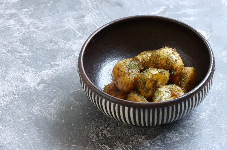 >13 玉縁丸浅鉢（トクサ・中）