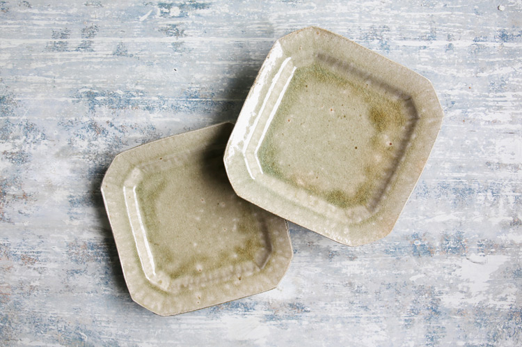 古賀雄二郎 隅切四方リム皿8寸 灰釉 ｜ 暮らしのうつわ花田 和食器 通販