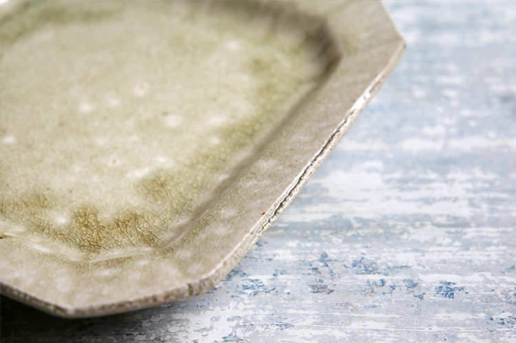 隅切四方リム皿8寸 灰釉