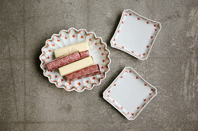 赤絵瓔珞文四方皿