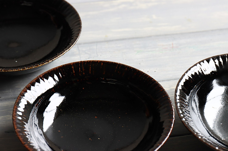 古賀雄二郎 縁鎬5寸反り浅鉢 黒釉【H】 ｜ 暮らしのうつわ花田 和食器 通販