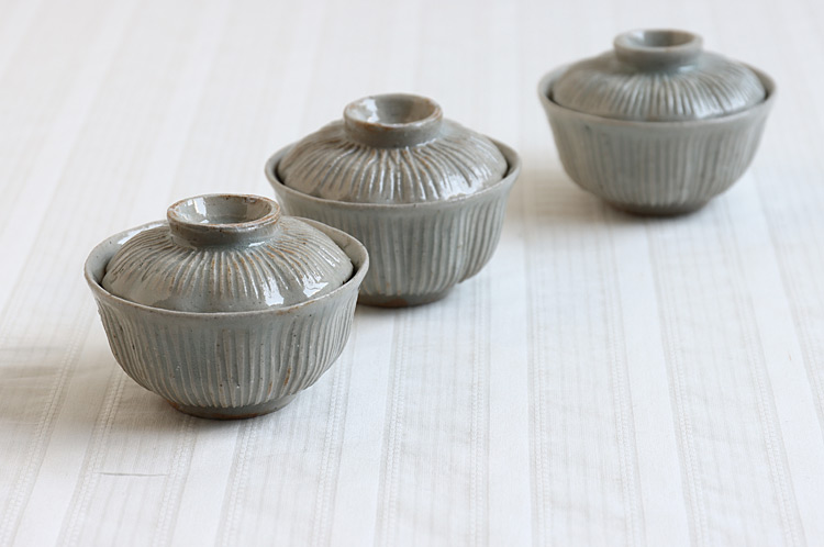 >7 青白磁輪花蓋付豆碗 しのぎ