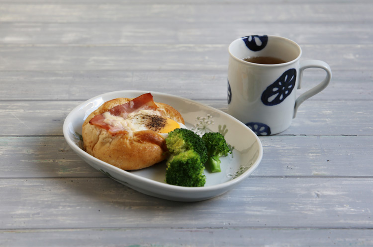 徳永遊心 染付蓮根マグカップ切立（大） ｜ 暮らしのうつわ花田 和食器