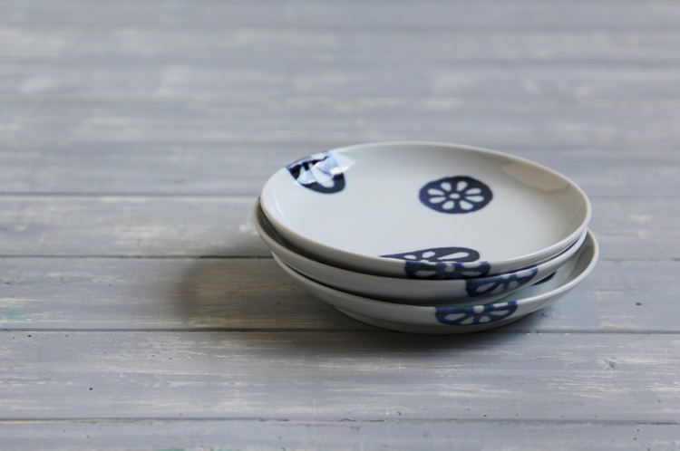 【美品】平安徳永造／染付山形・青白色 陶器 水差し（共箱付き） 徳永遊心 染付蓮根5寸皿 ｜ 暮らしのうつわ花田 和食器 通販