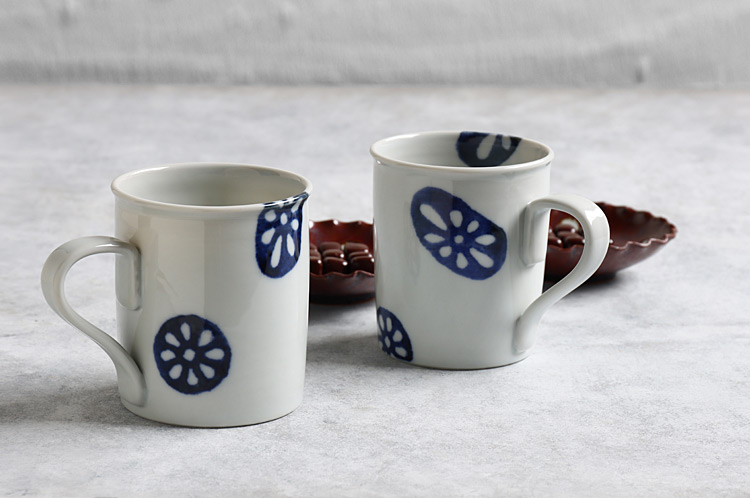 徳永遊心 染付蓮根マグカップ切立（大） ｜ 暮らしのうつわ花田 和食器