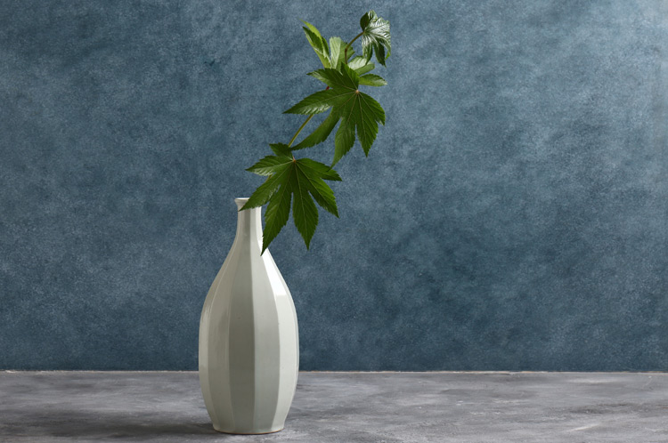 白磁面取花瓶 正月作 砥部焼