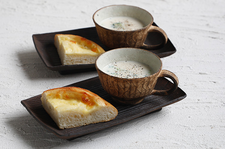 >15 漆陶タタキ長方皿