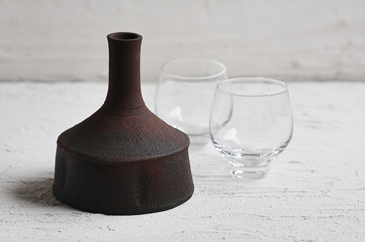 >14C 漆黒砧花器