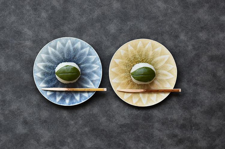 藍釉花文銘々皿