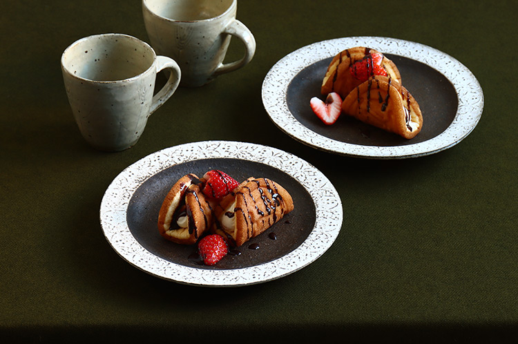 43 漆黒草文7寸皿