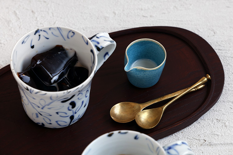 >4 小さなミルク入れ