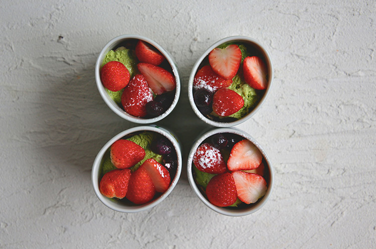 >色絵染附 鳥魚文楕円筒