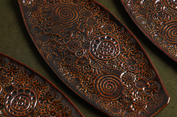 9 飴釉舟形印花皿