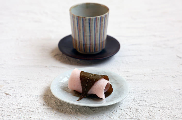 >白磁陰刻更紗唐草5.5寸皿