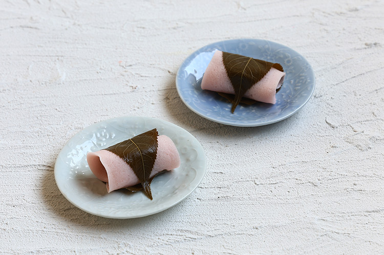 >白磁陰刻更紗唐草5.5寸皿