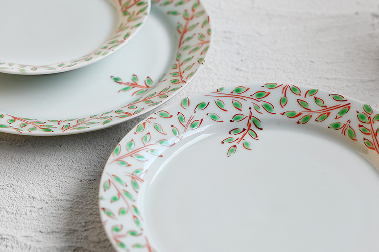 >赤絵木の芽文リムプレートS