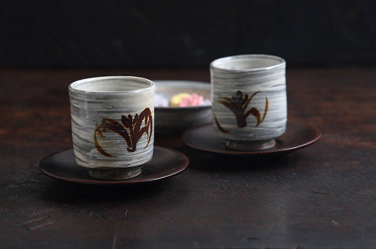 21 刷毛目鉄絵湯呑