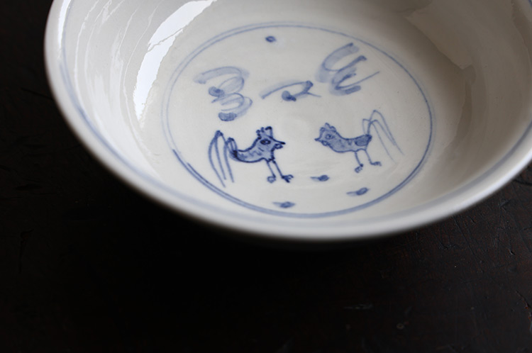 51 染付4寸鉢 庭にいる二羽のニワトリ