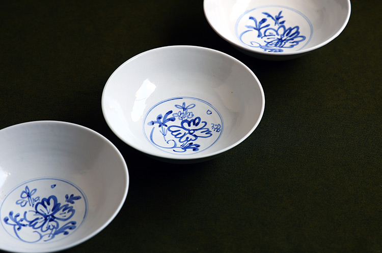 >83 染付6寸鉢 花