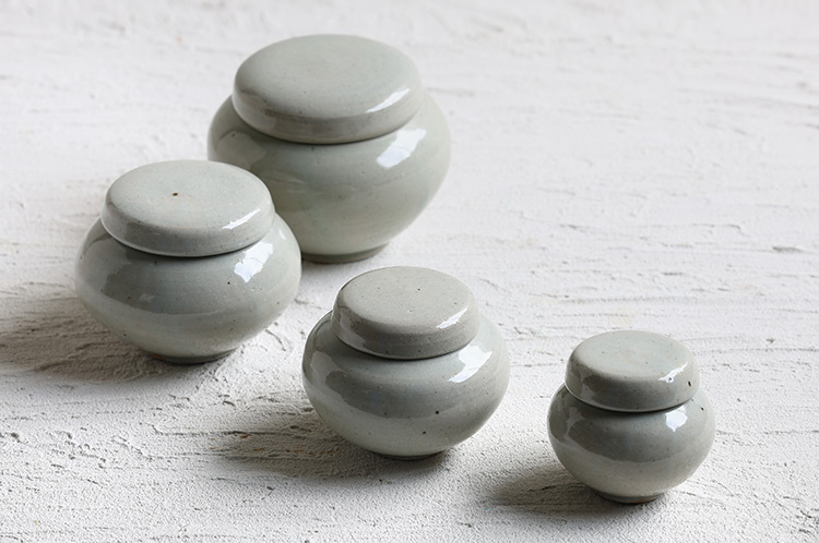 青白磁蓋付薬壺 大