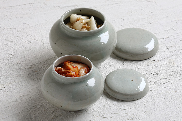 青白磁蓋付薬壺 大