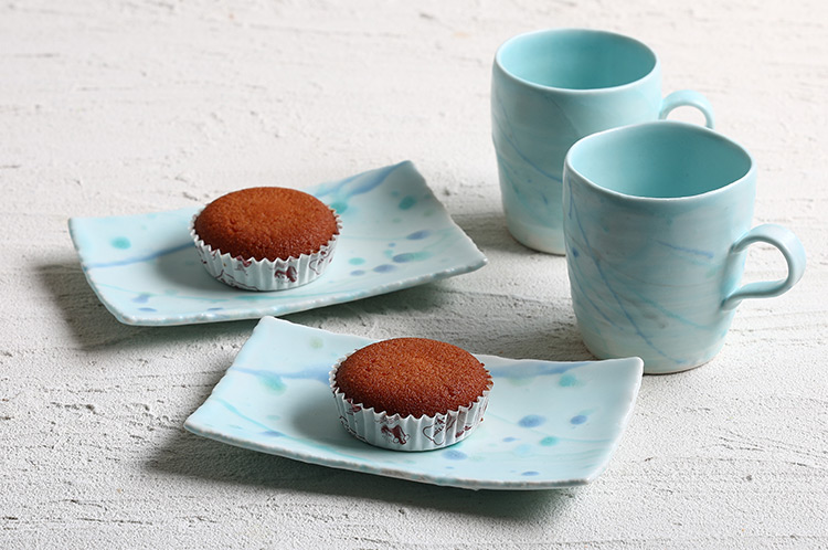 >31 トルコペールブルー釉打ち水文マグカップ