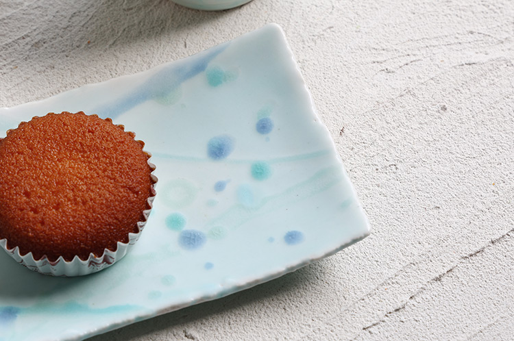 28 トルコペールブルー釉打ち水文長方小皿