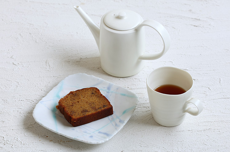 >23 トルコホワイト釉打ち水文角丸四方中皿