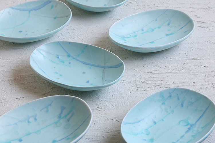 >17B トルコペールブルー釉打ち水文楕円パスタ皿