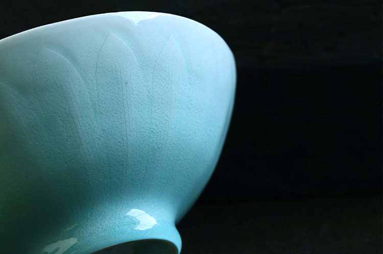 46 青白瓷蓮弁文茶碗（箱付）