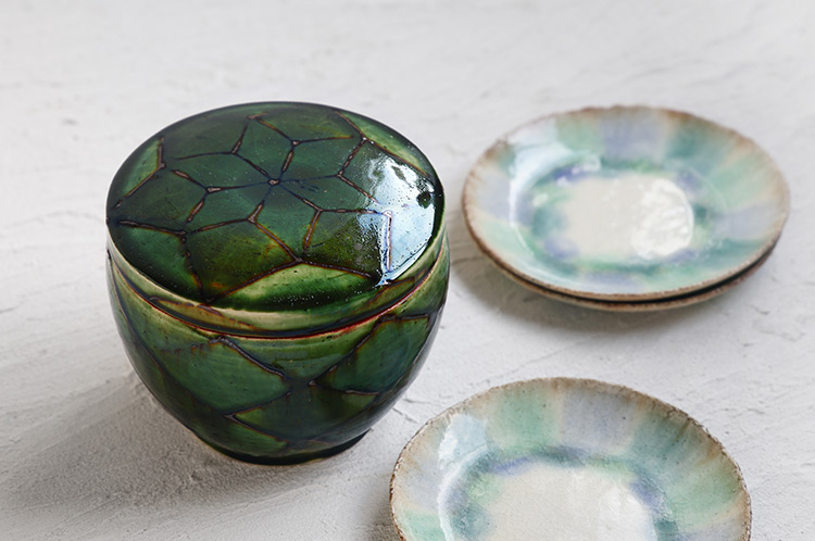 >44 織部釉菱格子文蓋付壺