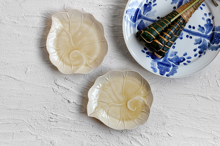 黄月光釉秋海堂皿