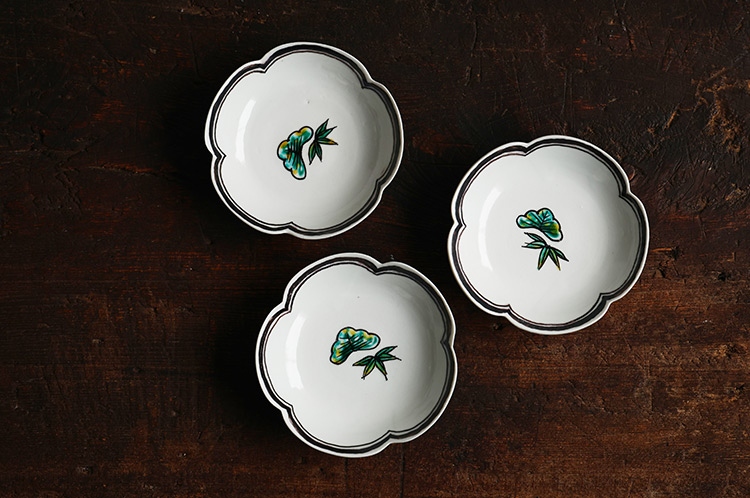 >75 色絵松竹輪花皿