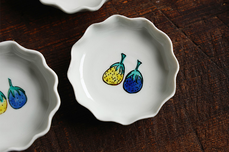 >15 色絵ナス輪花小皿