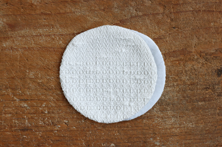 >コースター菱形文様 小（裡面 白鼠）10cm丸