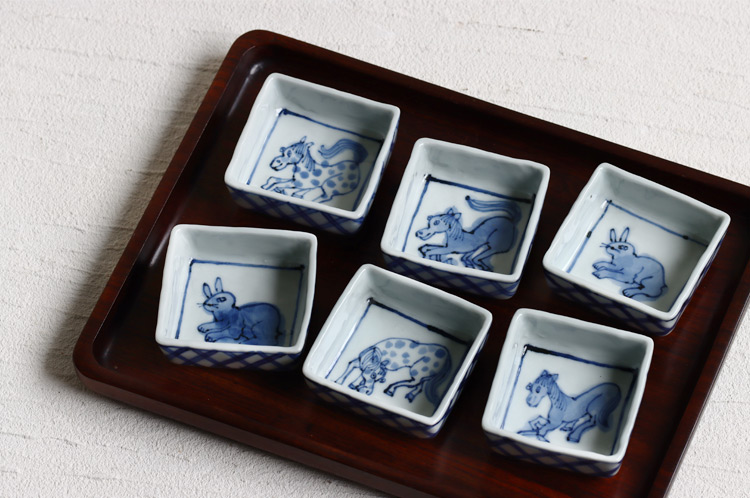浦陽子 染付馬文四方小皿C ｜ 暮らしのうつわ花田 和食器 通販