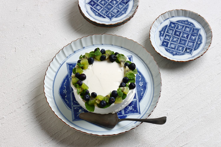 西納三枝 染付花文色紙輪花8寸皿 ｜ 暮らしのうつわ花田 和食器 通販