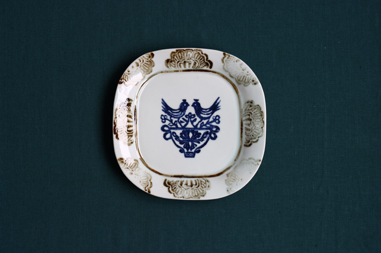 稲村真耶 印判双鶏文7.5寸丸四方皿 ｜ 暮らしのうつわ花田 和食器 通販